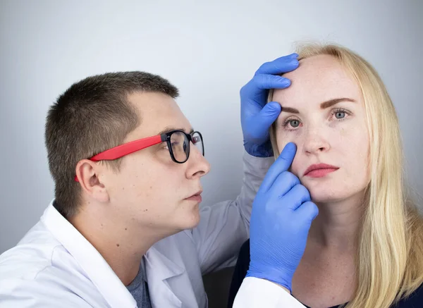 一位眼科医生对一位抱怨眼睛灼痛的妇女进行了检查 电脑屏幕或电话引起的眼睛疲劳 角膜上的沙感 青光眼早期诊断的概念 — 图库照片