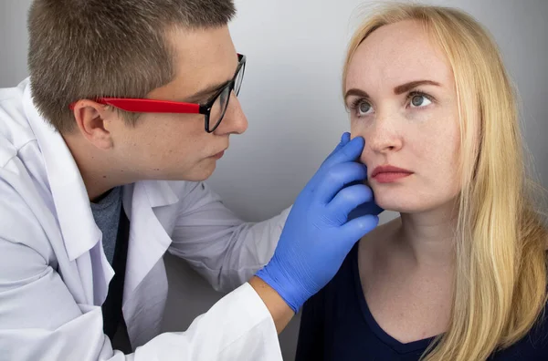 Ögonläkare Undersöker Kvinna Som Klagar Brännande Känsla Och Smärta Ögonen — Stockfoto