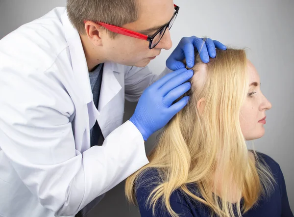 Läkare Trichologist Utför Studie Håret Blond Alopeci Behandling Håravfall Alopeci — Stockfoto