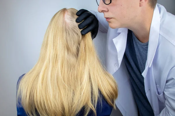 Médecin Trichologue Effectue Une Étude Des Cheveux Une Blonde Traitement — Photo