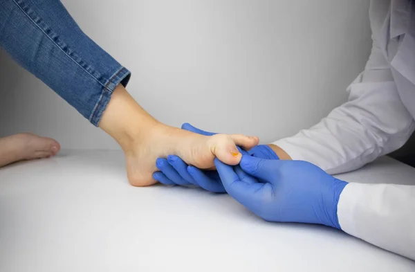 皮肤科医生检查受真菌影响的脚趾甲 真菌病的治疗及对真菌病患者的帮助 — 图库照片