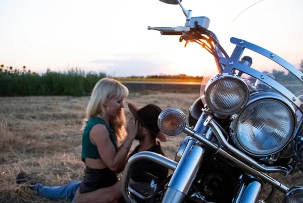 Bikers Man Woman Stopped Side Road Rest Kiss Passionately Photos — Stock Photo, Image