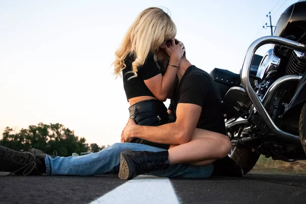 Bikers Homem Mulher Parou Lado Estrada Para Descansar Beijar Apaixonadamente — Fotografia de Stock