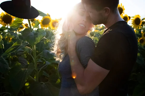 Vackra Unga Par Kyssas Ett Fält Solrosor Vid Solnedgången Blondin — Stockfoto