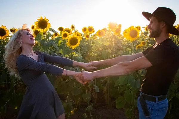 Schönes Junges Paar Küsst Sich Einem Sonnenblumenfeld Bei Sonnenuntergang Eine — Stockfoto