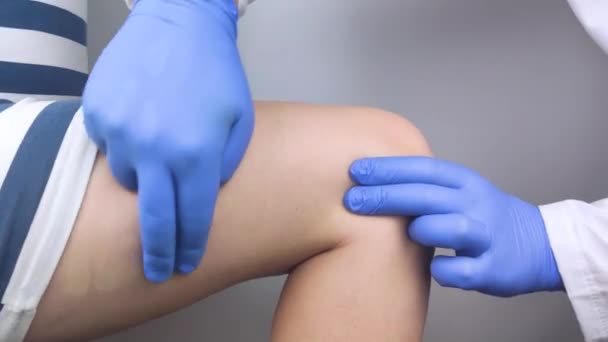 여성은 통증을 있습니다 플랜테이션 절염의 허벅지 부위에 허벅지 근육이나 힘줄이 — 비디오