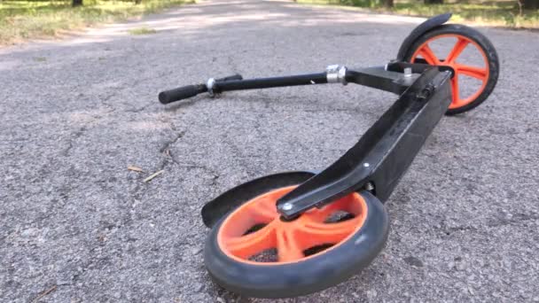 Scooter Encuentra Asfalto Después Que Jinete Cae Rueda Trasera Está — Vídeos de Stock