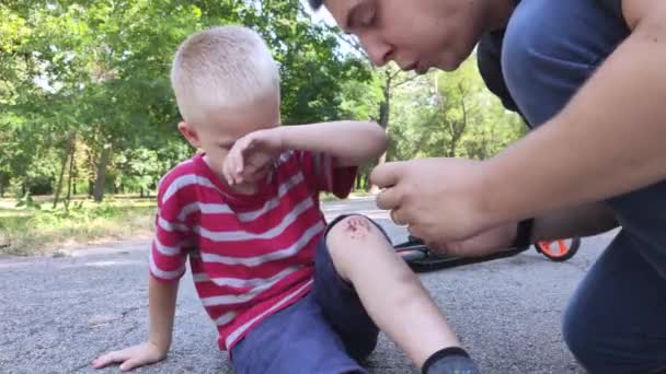 Bambino Quattro Anni Caduto Uno Scooter Rotto Ginocchio Papà Fornisce — Video Stock