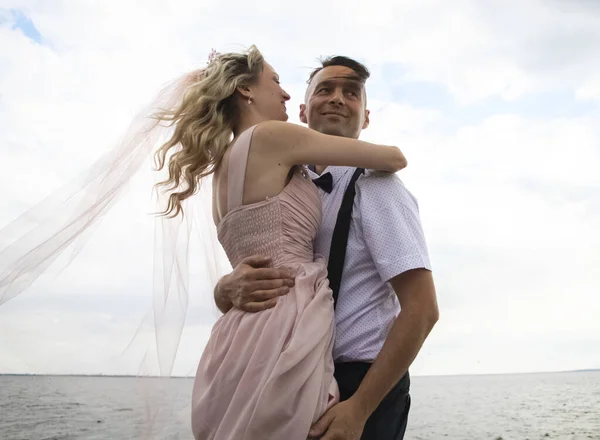 Kreativ Hipster Bröllop Vid Havet Bruden Rosa Klänning Och Slöja — Stockfoto