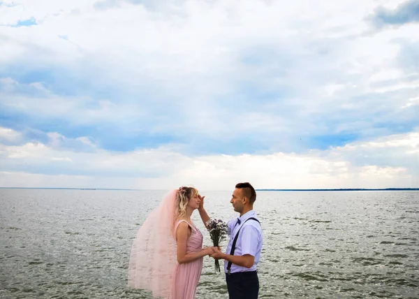 Kreativ Hipster Bröllop Vid Havet Bruden Rosa Klänning Och Slöja — Stockfoto