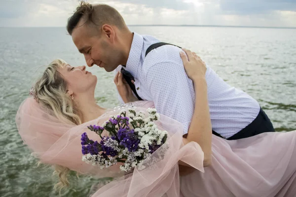 Matrimonio Hipster Creativo Sul Mare Sposa Abito Rosa Velo Sposo — Foto Stock