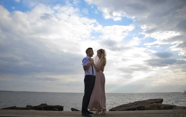 Matrimonio Hipster Creativo Sul Mare Sposa Abito Rosa Velo Sposo — Foto Stock