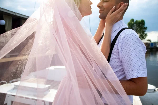 Kreativní Hipsterská Svatba Moře Nevěsta Růžových Šatech Závoji Ženich Krásných — Stock fotografie