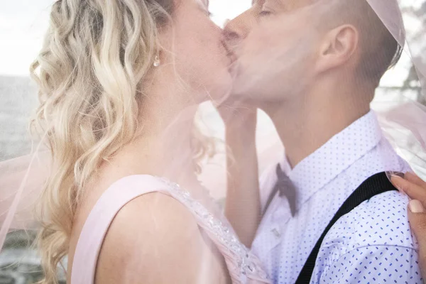 Casamento Criativo Hipster Beira Mar Noiva Está Vestido Rosa Véu — Fotografia de Stock