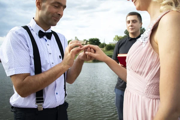 Kreativ Hipster Bröllop Vid Havet Bruden Rosa Klänning Och Slöja — Stockfoto