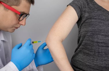 Bir ortopedik cerrah dirseğinden iğne yapar. Hyaluronik asite dayanan hormonal ilaçlarla ya da ilaçlarla osteoartrit tedavisi. Eklem kıkırdağına zarar veren hastalıklara yardım