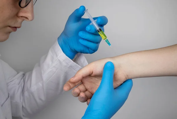 Orthopedic Surgeon Gives Injection Wrist Treatment Osteoarthritis Hormonal Drugs Drugs — Stock Photo, Image