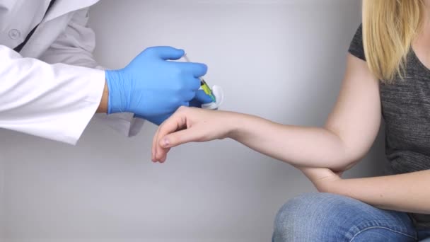 Ein Orthopäde Spritzt Eine Spritze Ins Handgelenk Behandlung Der Arthrose — Stockvideo