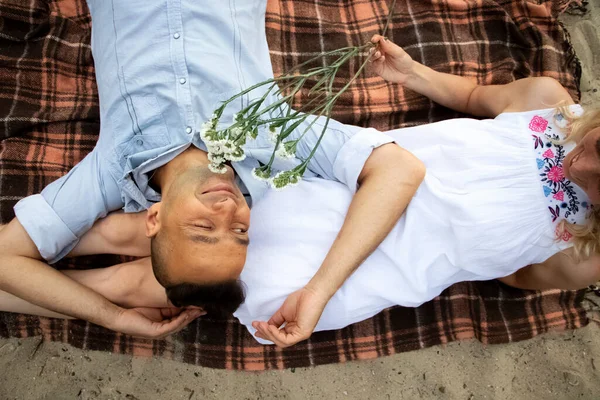 Ett Ungt Par Kramar Passionerat Den Öde Sandstranden Lifestyle Passionerade — Stockfoto