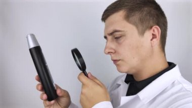 Bir laboratuvar teknisyeni şampuanı toksin, sülfat ve diğer kanserojen katkı maddeleri için test ediyor. Şampuan zararsız ve çevre dostu olarak bulundu. Doktor beğenir ve gülümser.