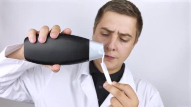 Bir laboratuvar araştırmacısı toksinler, parabenler, sülfatlar ve diğer kanserojen katkı maddeleri için şampuanları inceliyor. Laboratuvara göre şampuan zehirliymiş. Doktor kafasını negatif sallıyor.