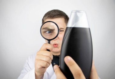 Bir laboratuvar araştırmacısı toksinler, parabenler, sülfatlar ve diğer kanserojen katkı maddeleri için şampuanları inceliyor. Laboratuvara göre şampuan zehirliymiş. Doktor kafasını negatif sallıyor.