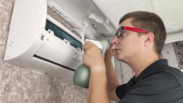 Cleaning Air Conditioner Dust Mold Dirt Air Conditioner Maintenance Worker — Stock Video