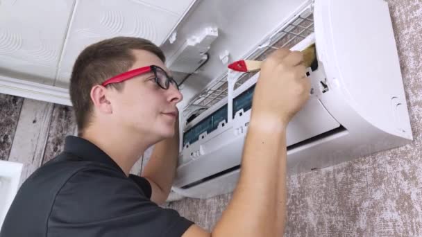 用灰尘 霉菌和泥土清洁空调机 一位空调维修人员评估污染程度 清理散热器 并从蛀洞中排出污染物质 — 图库视频影像