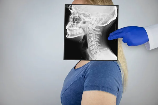 女性の骨盤骨のX線 放射線技師はX線検査を受ける 患者の身体に股関節の写真を重ね合わせる — ストック写真