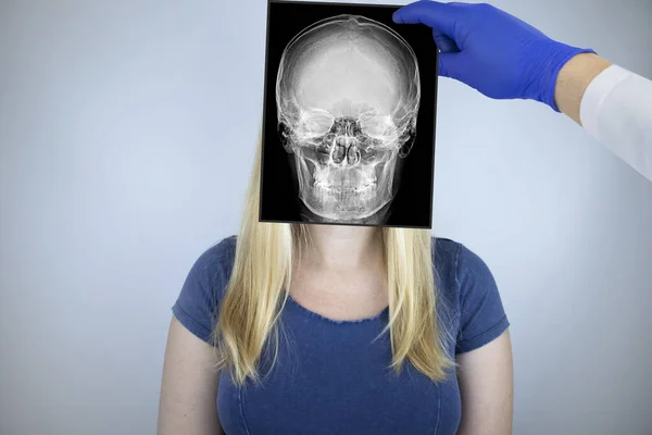 Radiografía Los Huesos Pélvicos Una Mujer Radiólogo Examina Examen Rayos —  Fotos de Stock