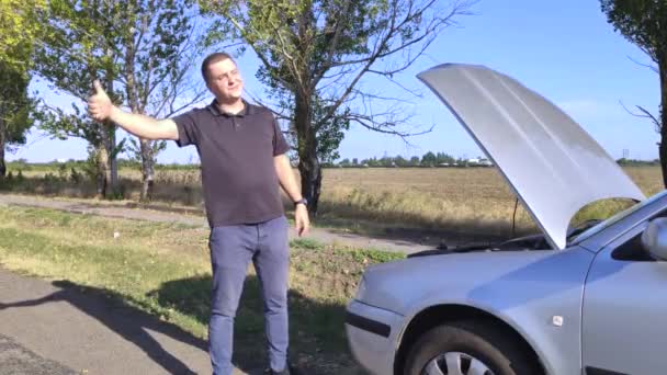 Homem Zangado Vota Estrada Motorista Fica Perto Seu Carro Com — Vídeo de Stock