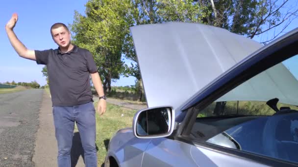 Uomo Arrabbiato Vota Strada Conducente Trova Vicino Alla Sua Auto — Video Stock