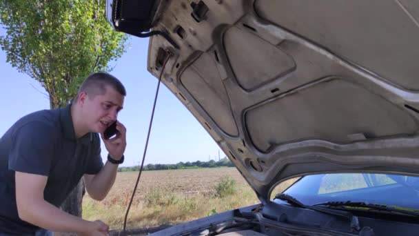 Facet Patrzy Silnik Bezczynny Kierowca Próbuje Wyjaśnić Mechanikowi Przyczynę Awarii — Wideo stockowe