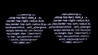Programcının gözlüğü hareket eden kod satırlarını yansıtıyor. Programlama, uygulama geliştirme, web siteleri ve daha fazlası. Yazılım geliştirme konsepti. Grafik materyali - siyah arkaplanda beyaz harfler