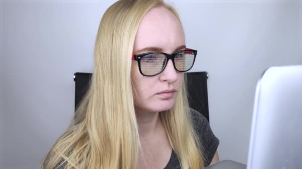 Okulary Dziewczyny Programistki Odzwierciedlają Poruszające Się Linie Kodu Programowanie Rozwój — Wideo stockowe