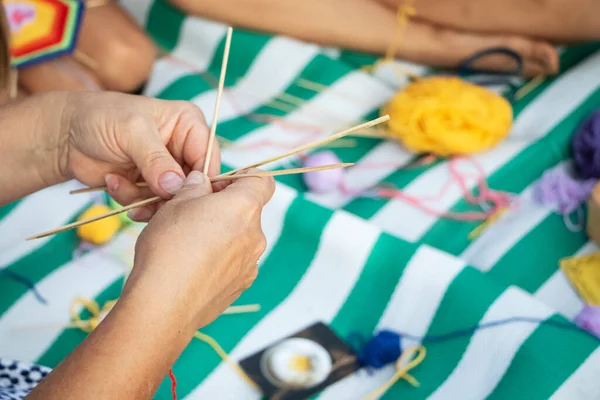 Hand Weaving Mandalas Teacher Beach Shows Her Students How Weave — Stock Photo, Image