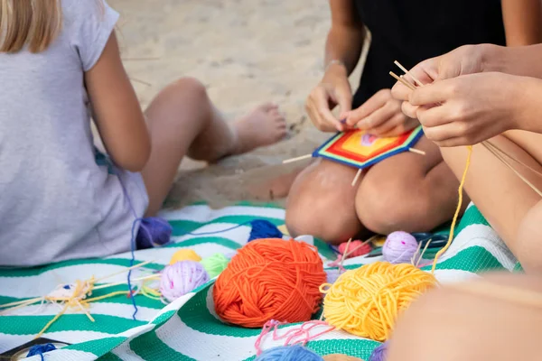 Hand Weaving Mandalas Teacher Beach Shows Her Students How Weave — Stock Photo, Image