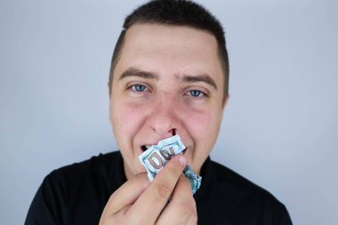 Adamın burnu kanamaya başladı. 100 dolarlık banknotla silmiş. Uyuşturucudan sonra patlayan zayıf kan damarları. Bağımlılık ve kokain bağımlılığı kavramı.