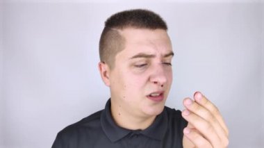 Adamın burnu kanamaya başladı. Yüksek tansiyon kan damarlarının yırtılmasına neden oldu. Sinüslerden ince bir kırmızı damlalar akar. Vasküler sorunların ve şiddetli stresin sonuçları. 