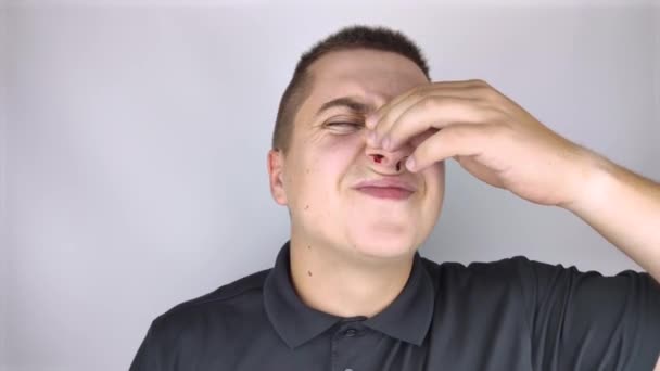 Die Nase Des Mannes Begann Bluten Bluthochdruck Ließ Blutgefäße Platzen — Stockvideo
