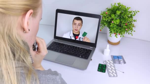 Uma Mulher Comunica Através Computador Com Médico Link Vídeo Assistência — Vídeo de Stock