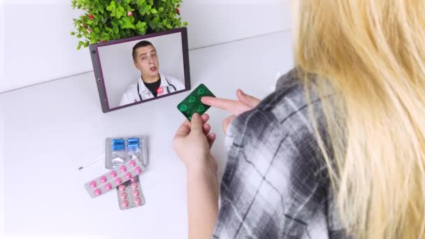 Uma Mulher Comunica Através Tablet Com Médico Link Vídeo Assistência — Vídeo de Stock