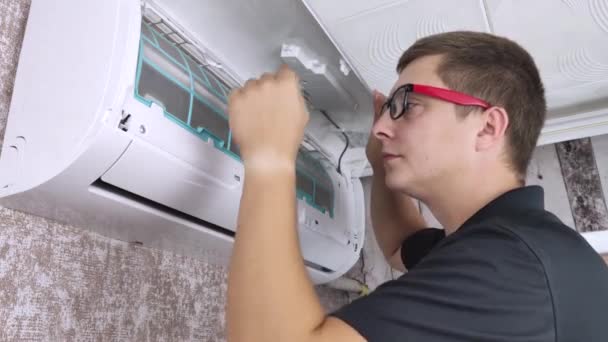 Čištění Klimatizace Prachu Plísně Špíny Pracovník Údržby Klimatizátoru Vzduchu Vyhodnocuje — Stock video