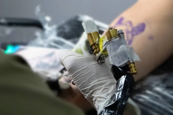 Татуировщик Заполняет Рисунок Руке Человека Пишущей Машинкой Концепция Преодоления Боли — стоковое фото