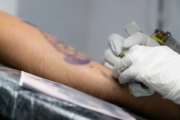 Tetovaný Umělec Naplní Kresbu Mužské Ruce Psacím Strojem Koncept Překonání — Stock fotografie