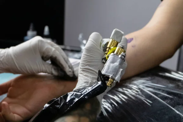 Tetovaný Umělec Naplní Kresbu Mužské Ruce Psacím Strojem Koncept Překonání — Stock fotografie