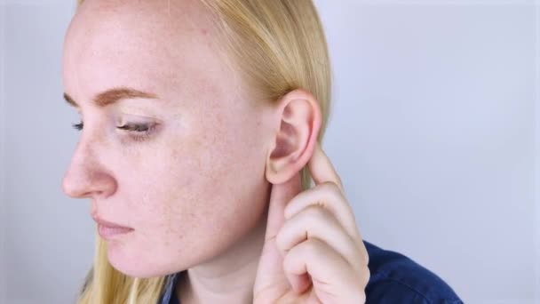 Een Vrouw Een Witte Achtergrond Laat Haar Oor Zien Macro — Stockvideo