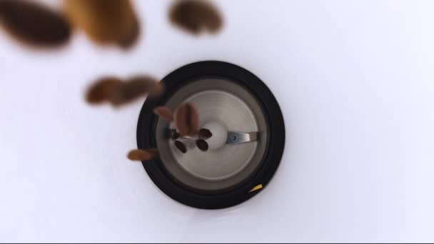 Macro Video Come Chicchi Caffè Stanno Versando Sulla Lama Macinino — Video Stock