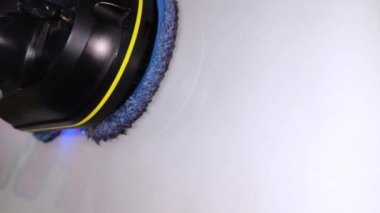 Otomatik pencere temizleyicisi beyaz yüzeyi temizler. Daha temiz robot sunumu