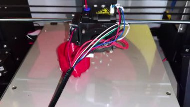 Modern bir 3D yazıcı. Bağımsız olarak hacimli bir nesne yaratan bir CNC makinesinin makro fotoğrafçılığı. Modern teknolojiler ve üretimin robotlaştırılması kavramı